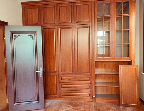 同安中式家庭装修里定制的实木衣柜效果图